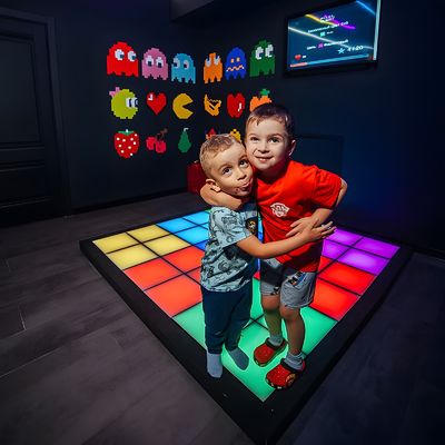 좋은 가격 인터랙티브 바닥 타일 LED 점핑 그리드 엔터테인먼트를 위한 인터랙티브 게임 온라인으로