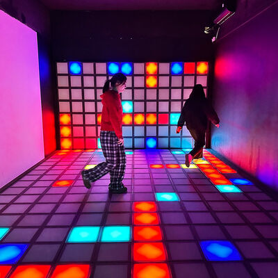 품질 댄스 및 게임을 위한 1000개 레벨의 30x30cm RGB 색상 대화형 LED 바닥 공장