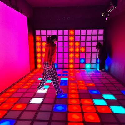 품질 30x30cm RGB 컬러 인터랙티브 LED 바닥 게임실과 댄스 플로어 1000+ 레벨 공장