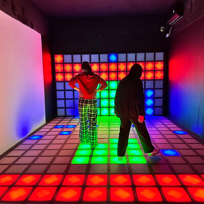 좋은 가격 인터랙티브 LED 댄스 플로어 30x30cm 타일 크기, RGB 색상, 어린이와 성인용 1000+ 게임 레벨 온라인으로