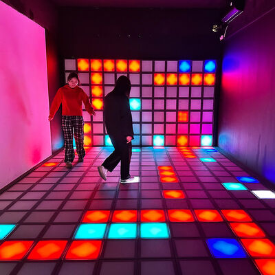 좋은 가격 쇼핑몰 및 놀이터용 멀티플레이어 게임 모드를 갖춘 30x30cm RGB 조명 대화형 LED 바닥 온라인으로