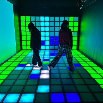 좋은 가격 30x30cm 타일 크기 RGB 색상과 게임실 1000 + 게임 레벨과 함께 인터랙티브 LED 바닥 온라인으로