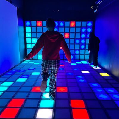 좋은 가격 30x30cm RGB 인터랙티브 LED 바닥 1000 레벨 어린이 및 엔터테인먼트 온라인으로