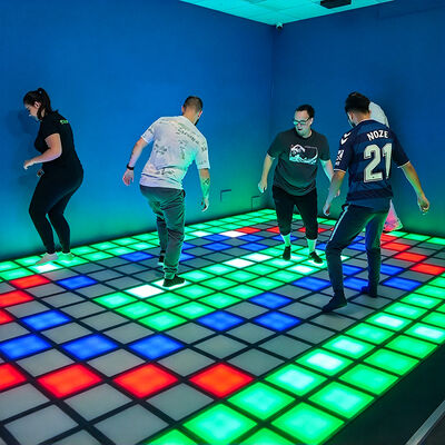 품질 280개 이상의 게임 레벨과 RGB 색상을 갖춘 인터랙티브 LED 바닥, 모듈식 100-900 타일 LED 그리드 바닥 설치용 공장