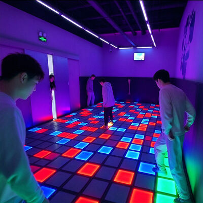 품질 모듈형 30 x 30 cm 타일 및 RGB 색상과 280개 이상의 내장 게임 레벨을 갖춘 인터랙티브 LED 바닥 (액티브 게임 LED 바닥 시스템용) 공장